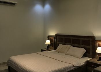 شاليه بمسطح اخضر وجلسة خارجية 