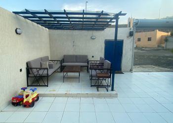 شاليه بصالة جلوس وجلسة خارجية