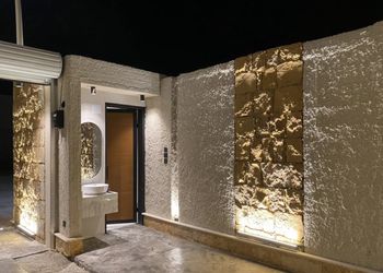 شاليه بصالة جلوس وفناء خارجي