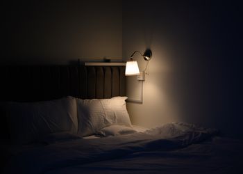 استديو بأثاث مريح وبسيط 