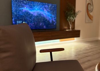 شقة بصالة أنيقة ودخول ذاتي