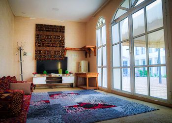 مزرعة بمناظر خلابة وجلسة خارجية 