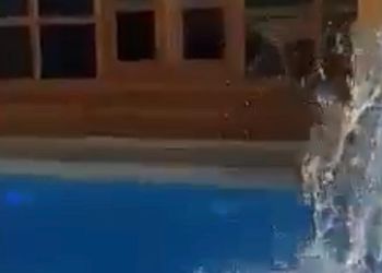 شاليه بجلسة خارجيه ومسبح خارجي