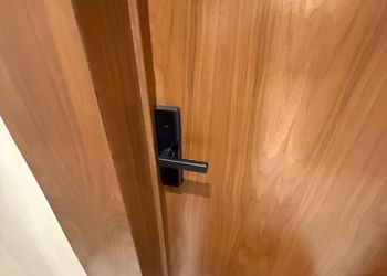 استديو بأثاث مريح وبسيط 