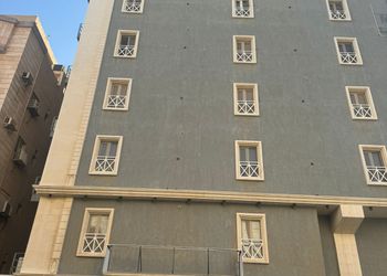 شقة بصالة وغرفتين نوم بموقع مميز 