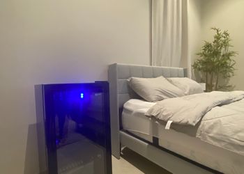 استديو بأثاث مريح وبسيط 