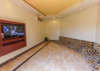 شاليه بجلسة خارجيه ومسطح اخضر في قرطبه