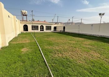 شاليه بملعب كرة طائرة