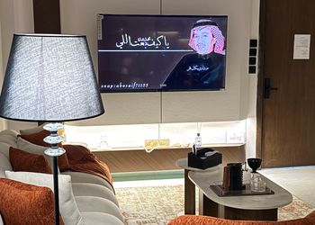 شقة بصالة أنيقة وغرفتين نوم 