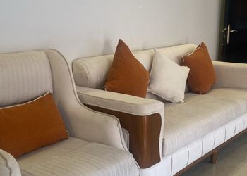 شاليه بجلسة خارجية مطلة على المسبح 