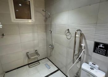 غرفة بثلاث اسرة مريحة