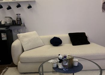 استديو بسرير ماستر وجلسة جانبية