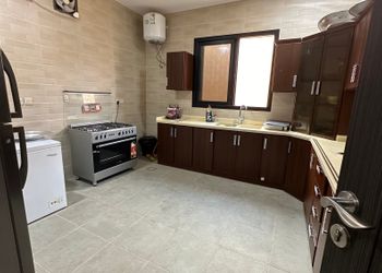 مزرعة بمسطح اخضر وجلسة