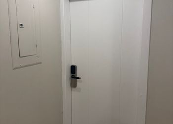 استديو بأثاث مريح وبسيط 