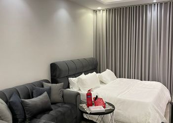 استديو بأثاث مريح وبسيط 