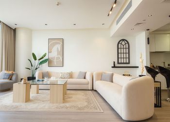 شقة بغرفة معيشة وغرفتين نوم 