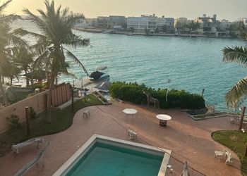 فيلا بمسبح خارجي ومرافق فاخرة 