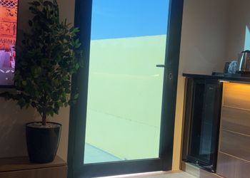 استديو بأثاث مريح وبسيط 