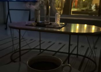 شاليه بمسطح اخضر وجلسة خارجية 