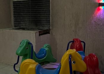 شاليه بألعاب أطفال ومسبح