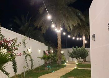 شاليه بمسطح اخضر وجلسة خارجية 