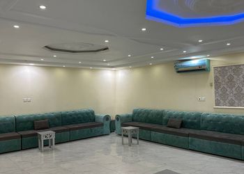 شاليه بملعب كرة طائرة ومسبح.