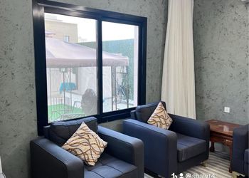 شاليه بمسطح اخضر وجلسة خارجية 