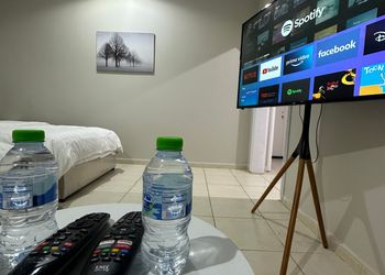 استديو بسريرين مفردة و أثاث مريح
