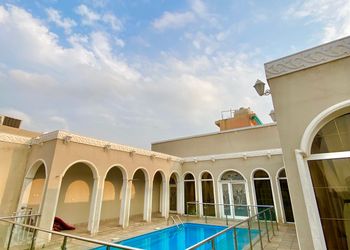 شاليه بمجلسين مطلة على مسبح