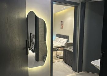 استديو بأثاث مريح وبسيط 