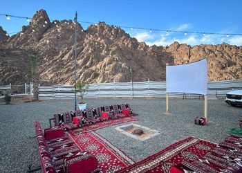 مخيم بجلسة خارجية وبإطلالة على الجبل