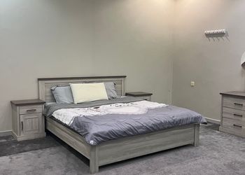 شاليه بجلسة خارجية ومسطح اخضر