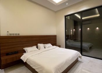 شاليه بمسطح اخضر وجلسة خارجية 