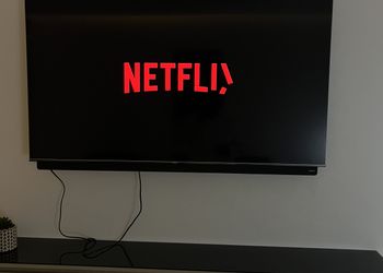 شقة بصالة وغرفة نوم بأثاث مريح 