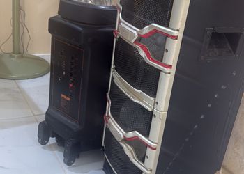 شاليه بمسبح خارجي بحاجز ومسطحات خضراء