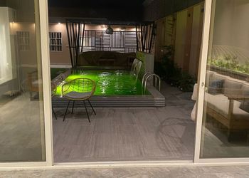 شاليه بجلسة خارجية ومسبح 