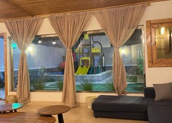 شاليه بألعاب مائية و مسطح اخضر