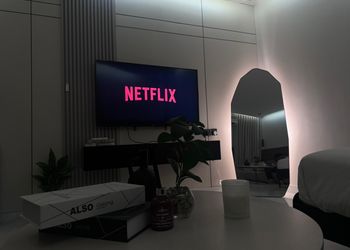 استديو بسرير مريح وتصميم هادئ 