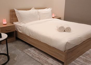 استديو بسرير ماستر وأثاث مريح 