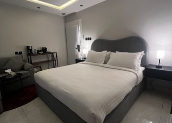 استديو بسرير ماستر وجلسة جانبية
