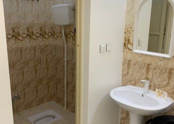 غرفة بأثاث مريح للرجال فقط