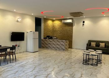 شاليه بمسطح اخضر  وجلسة خارجية