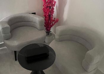 استديو بأثاث مريح وبسيط 