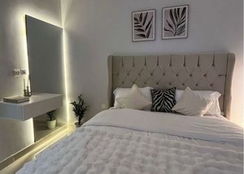 استديو بسرير ماستر وجلسة جانبية