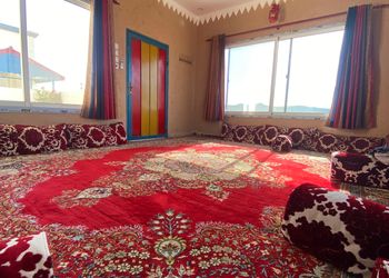 استراحة بمجلس وفناء خارجي 