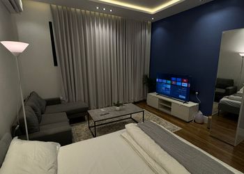 استديو بسرير ماستر وجلسة مريحة 