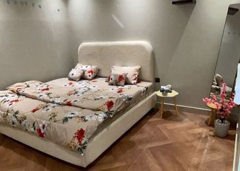 استديو بأثاث مريح وبسيط 