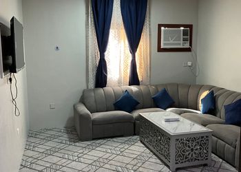 شقة بغرفة نوم وصالة مريحة 