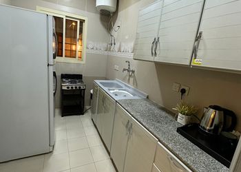 شقة بصالة أنيقة وغرفة نوم مريحة 