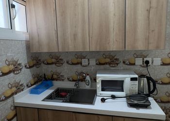استديو بسرير ماستر وأثاث مريح 